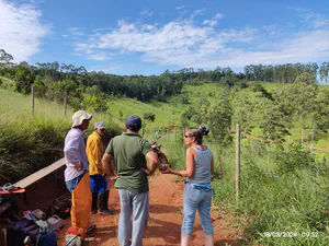 Proprietária da área dialogando com a equipe de execução sobre a manutenção da área